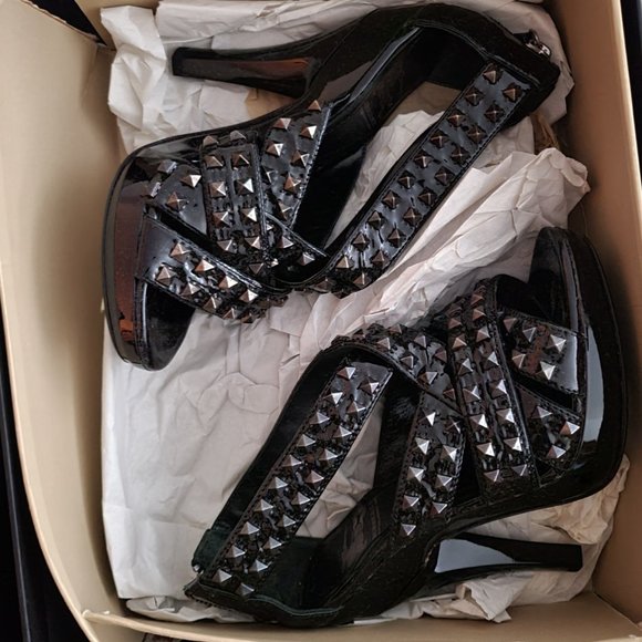 New BURBERRY 35.5 Studded Knight Runway Sandals - Picture 3 of 3